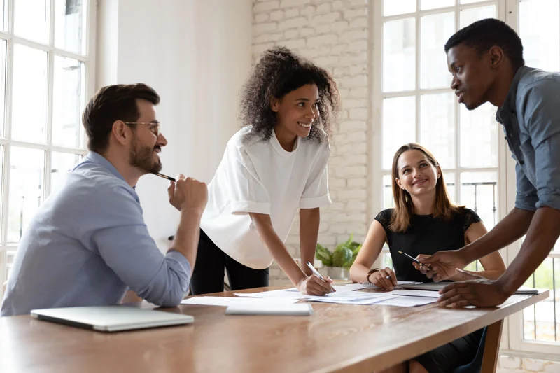 personnes qui travaille autour d'une table